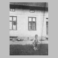 045-0027 Manfred Kumler im Hof vom Insthaus Goldbaum. Hier wohnte die Familie Kumler bis zur Vertreibung im Januar 1945.jpg